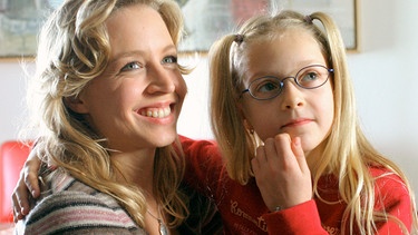 Immer guter Dinge: Felice (Nina Proll) und ihre Tochter Lilli (Lili Hering). | Bild: ARD Degeto/Petro Domenigg