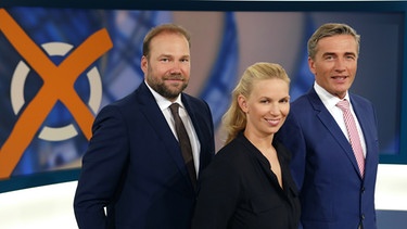 Moderieren die Bundestagswahl im BR Fernsehen (von links): Andreas Bachmann, Franziska Storz und Stefan Scheider. | Bild: BR/Judith Häusler