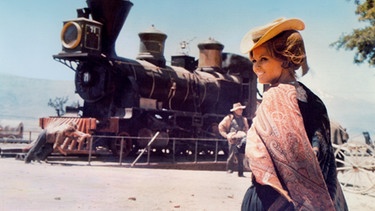 Jill (Claudia Cardinale) sucht nach einem Kutscher, der sie nach "Sweetwater" bringen kann. | Bild: BR/Kineos