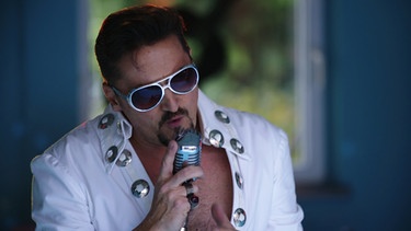 Elvis lebt. Burt Haas als King of Rock'n'Roll. | Bild: Bilderfest GmbH München Dietmar Lyssy/BR/Olaf Bitterhoff