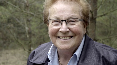 Irmgard Gietl (88) im Taxöldener Forst. | Bild: BR/Waldemar Hauschild