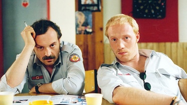 Von links: "Kreuzretter" Simon Brenner (Josef Hader), ein verschlossener Ex-Polizist und Einzelgänger, und Berti (Simon Schwarz). | Bild: BR/Dor Film/Petro Domenigg