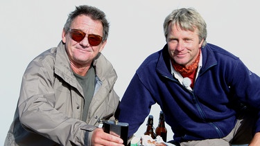 Gipfelbrotzeit auf fast 1000 Metern Höhe: Wolfgang Ambros (links) und Werner Schmidbauer. | Bild: Bild: BR/Werner Schmidbauer
