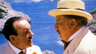 Sir Horace Blatt (Colin Blakely) ist sehr indigniert, als Hercule Poirot (Peter Ustinov, rechts) ihm auf den Kopf zusagt, er könnte Arlena Marshall umgebracht haben. | Bild: BR/ARD Degeto