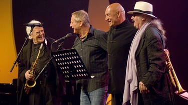 Von links: Charlie Mariano (Saxophon), Konstantin Wecker, Johannes Faber (Trompete) und Wolfgang Dauner (Flügel) nach ihrem Jazz-Auftritt. | Bild: BR/Ralf Wilschewski