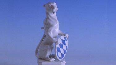 Der Bayerische Fernsehpreis wird seit 1989 von der Bayerischen Staatsregierung für herausragende Leistungen im deutschen Fernsehen verliehen. Preissymbol ist der Blaue Panther, eine Figur aus der Porzellanmanufaktur Nymphenburg. | Bild: BR/Foto Sessner