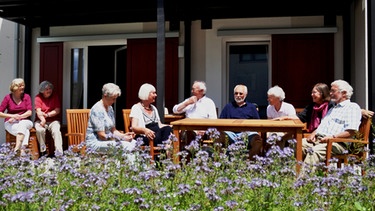 Mit Siebzig nochmal komplett neu anfangen? Warum nicht, sagten sich neun unerschrockene Senioren aus Ebersberg bei München. Sie starteten ein einzigartiges Bauprojekt, um gemeinsam ihren Lebensabend zu genießen. | Bild: BR/BR