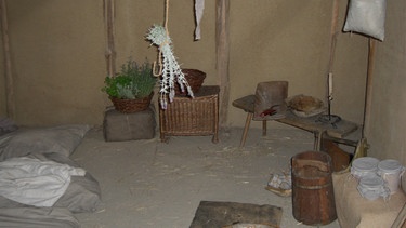 Die Hütte einer einfachen Bauernfamilie im 11. Jahrhundert. Auf einer bäuerlichen Kleinparzelle, einer sogenannten "Hufe", leben die meisten Menschen auf engstem Raum mit ihrem Vieh zusammen. | Bild: BR/Ulrich Group