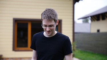 Edward Snowden arbeitete zwischen 2009 und 2013 vier Jahre lang als privater Dienstleister für die NSA, unter anderem für Booz Allen Hamilton und Dell. Davor war er Senior Advisor für die Central Intelligence Agency (CIA). | Bild: BR/Praxis Films