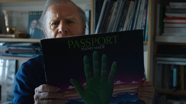 Klaus Doldinger zeigt eine frühe LP seiner Band "Passport". | Bild: BR/ Sven Zellner