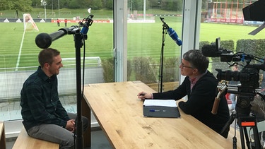 Philipp Lahm im Gespräch mit Film-Autor Bernd Schmelzer in der Kantine des FC Bayern  | Bild: BR