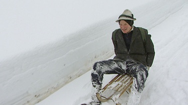 Der 86 Jahre alte Luzi Grest wohnt das ganze Jahr über allein auf einer Alphütte in 1600 Meter Höhe. | Bild: BR