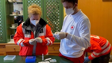 Freising am 27. Dezember 2020: Mitarbeiter des Roten Kreuzes bereiten die ersten Impfungen vor. | Bild: BR/Alf Meier