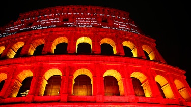 Beleuchtetes Colosseum | Bild: Picture alliance/dpa
