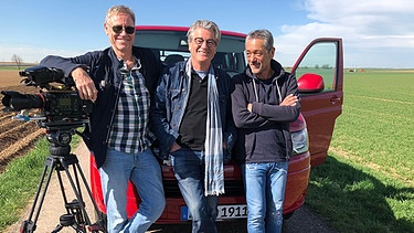 Wieder unterwegs: drei Freunde und ein roter Bus. Von links: Kameramann HP Fischer, Reporter Franz Gernstl und Tonmann Stefan Ravazs. | Bild: BR/megaherz gmbh
