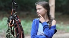 Greta Thunberg steht im Hambacher Forst | Bild: picture alliance/Oliver Berg/dpa