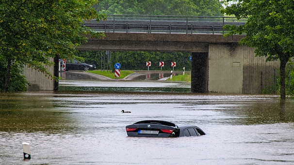 Ein Auto schwimmt im Hochwasser nach andauernden Regenfällen. | Bild: picture alliance / M.i.S. | Bernd Feil 