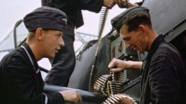 Soldaten beim Einlegen von Patronengurten (Polen, 1940). | Bild: BR; DOKfilm Fernsehproduktion GmbH; Agentur Karl Höffkes