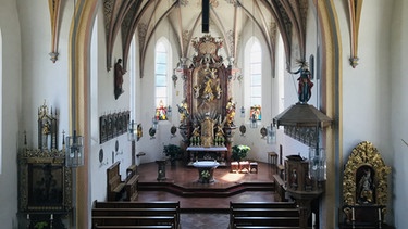 Die Pfarrkirche St. Benedikt in Postmünster ist eine gotische Saalkirche. Das Hochaltar ist eine Rokoko-Nachbildung. | Bild: BR/Elisabeth Möst
