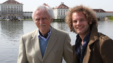 Maxi Schafroth (rechts) mit dem Psychologen Dr. Henning Dwinger vor Schloss Nymphenburg. | Bild: BR/Hans Albrecht Lusznat