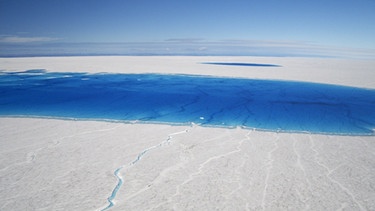 Schmelzwasser-See auf Grönland. Die Folgen des Klimawandels sind auf Grönland besonders deutlich zu sehen. | Bild: BBC/BR/NDR