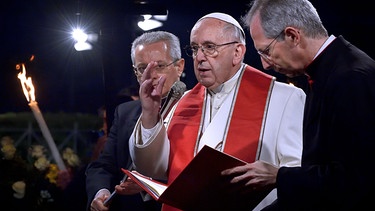 Archivbild: Papst Franziskus I. auf dem Kreuzweg in Rom | Bild: picture-alliance/dpa/Stefano Spaziani