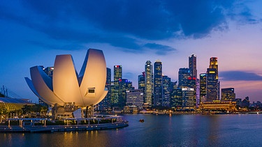 Reisen in ferne Welten: Skyline Singapur | Bild: picture alliance / imageBROKER