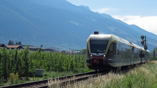 Ein Regionalzug der Vinschger - Bahn faehrt bei Latsch( Laces ) im mittleren Vinschgau durch Obstplantagen | Bild: picture-alliance/dpa