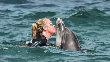 Delfin Mara und Delfinflüsterin Ute Margreff. | Bild: BR/Roland Gockel