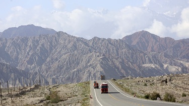 Noch hält sich der Verkehr in Grenzen. Doch wenn der Ausbau abgeschlossen ist, soll hier der Warenaustausch zwischen Pakistan und China blühen. | Bild: BR/NDR/Lilian Wu/Mario Schmidt