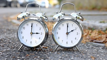 Uhren mit 1 h Differenz | Bild: Picture alliance/dpa
