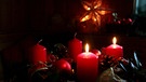 Ein Adventskranz mit zwei brennenden Kerzen schmückt | Bild: picture alliance / dpa Themendienst | Mascha Brichta