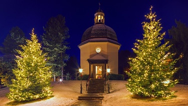Nachtaufnahme der Stille-Nacht-Kapelle in Oberndorf / Österreich. | Bild: picture-alliance/dpa