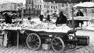 Nürnberger Hauptmarkt 1947: Wochenmarkt im kriegszerstörten Nürnberg. | Bild: picture-alliance / akg-images / Tony Vaccaro
