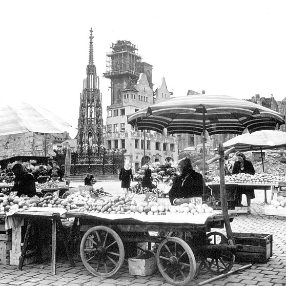 Nürnberger Hauptmarkt 1947: Wochenmarkt im kriegszerstörten Nürnberg. | Bild: picture-alliance / akg-images / Tony Vaccaro