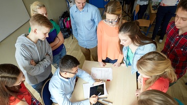 Eine Gruppe von Schülern steht um den Lehrer | Bild: colourbox.com