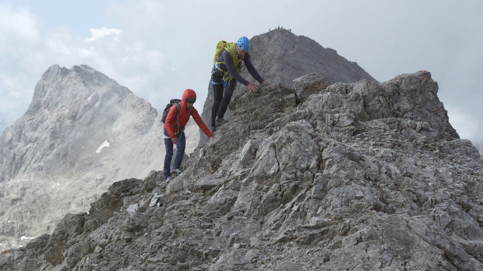 Folge 1: Sabrina Tauscher und Andi Tauser beim Aufstieg auf die Hochfrottspitze. | Bild: BR / Tangram Film International