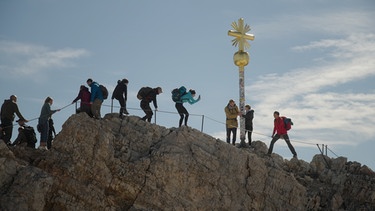 Der Gipfel der Zugspitze ist ein Touristenmagnet. | Bild: BR / Tangram Film International