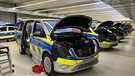 Schritt für Schritt werden bei Haberl Electronic aus handelsüblichen Kleinbussen Polizeieinsatzfahrzeuge. | Bild: BR/Laila Heyne