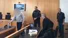 Angeklagter betritt den Gerichtssaal | Bild: BR