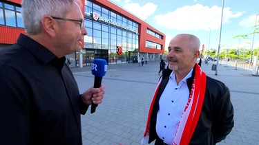 BR-Reporter Rüdiger Nowak im Gespräch mit Jahn-Vorstandschef Hans Rothammer | Bild: BR