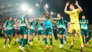 Regensburgs Mannschaft freut sich über den Aufstieg in die zweite Bundesliga. | Bild: picture alliance/dpa | Uwe Anspach