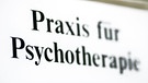 Ein Schild einer Praxis für Psychotherapie | Bild: picture alliance / ZB | Jens Wolf