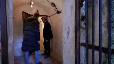 Zwei Männer betreten Bunkeranlage | Bild: BR
