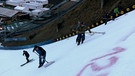 Menschen präparieren Skisprungschanze | Bild: BR