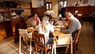 Gäste sitzen an einem Tisch im Restaurant | Bild: BR