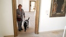 Sebehinderte Frau läuft mit ihrem Hund durch das Klostermuseum Ottobeuren | Bild: BR