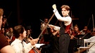 Dirigent und Orchester auf Bühne | Bild: BR