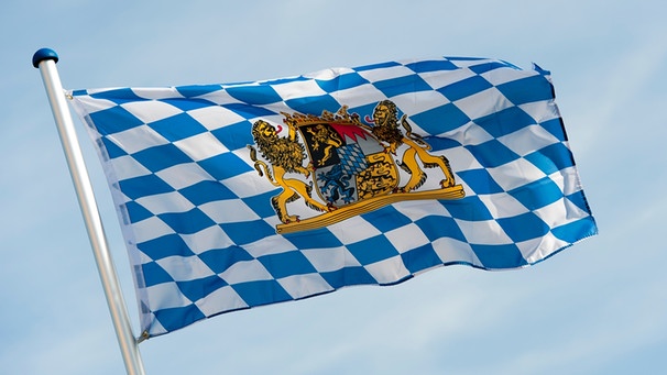 Bayerische Fahne flattert im Wind | Bild: picture-alliance/dpa