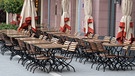 Leere Tische und Stühle vor einem Restaurant | Bild: picture alliance/dpa | Boris Roessler